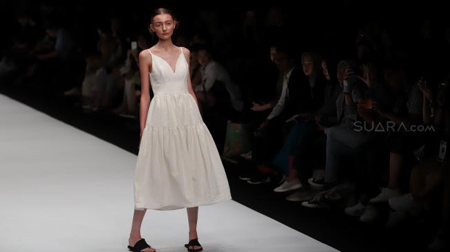 Model memperagakan busana rancangan Peggy Hertanto dalam perhelatan Jakarta Fashion Week 2019 di Senayan City, Jakarta, Minggu (21/10). [Suara.com/Muhaimin A Untung]