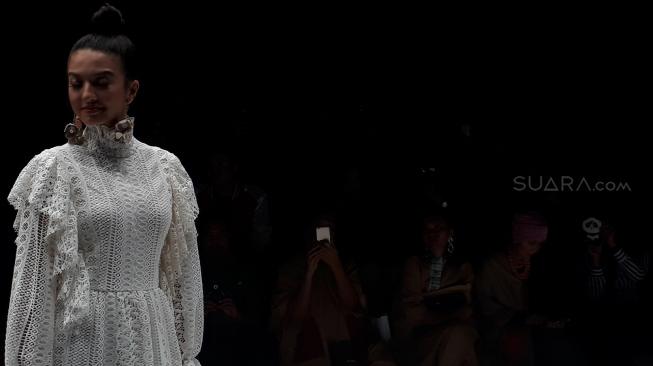 Hasil desain Barli Asmara memperkenalkan 20 rancangan terbarunya dengan tema besar, 'The Unstoppable You' di ajang Jakarta Fashion Week 2019, di Jakarta, Sabtu (20/10/2018). [Suara.com/Ratna Halidi]