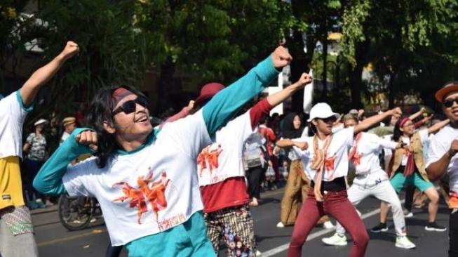 20 orang penari memeriahkan kegiatan car free day pada Minggu (21/10/2018) di Solo. (Suara.com/DocBakti Budaya Djarum Foundation)