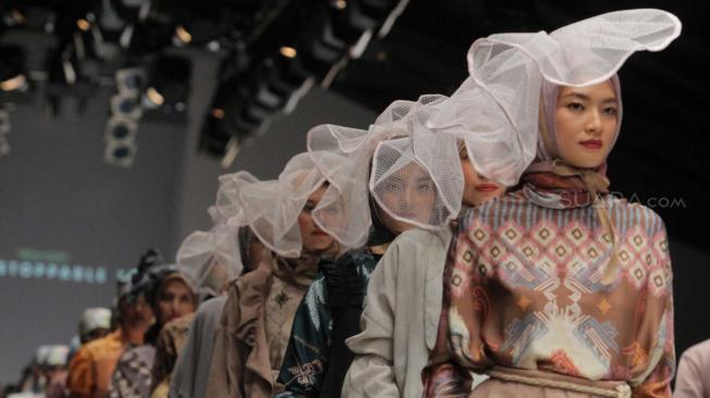 Sejumlah model saat tampil pada Jakarta Fashion Week 2019 di Senayan, Jakarta Pusat, Sabtu (20/10). (Suara.com/Fakhri Hermansyah)