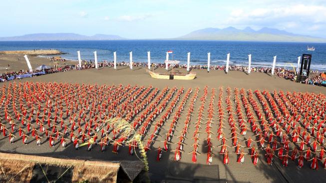 Penari gandrung menarikan tari kolosal di Pantai Boom, Banyuwangi, Jawa Timur, Sabtu (20/10). ANTARA FOTO/Budi Candra Setya