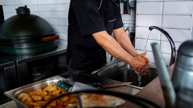 Pegawai Restoran Tak Cuci Tangan, 3 Penyakit Ini Rentan Menyerang