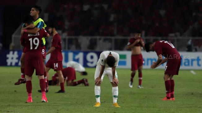 Pesepak bola Timnas Indonesia Egy Maulana Vikri ternduk saat dikalahkan Qatar usai pertandingan selesai dalam penyisihan Grup A Piala Asia U-19 di Stadion Utama Gelora Bung Karno, Jakarta, Minggu (21/10). [Suara.com/Muhaimin A Untung]