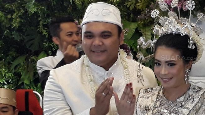 Idham Aulia, anak sulung Mat Solar, dan istrinya. [suara.com/Ismail]