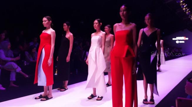 Jakarta Fashion Week 2019, desainer Peggy Hartanto terinspirasi dunia Pandora. (Suara.com/Risna Halidi)