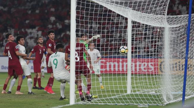 Bola masuk ke gawang Qatar hasil tendangan bebas pemain Timnas Indonesia Luthfi Kamal dalam penyisihan Grup A Piala Asia U-19 di Stadion Utama Gelora Bung Karno, Jakarta, Minggu (21/10). [Suara.com/Muhaimin A Untung]