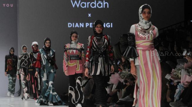 Sejumlah model saat menampilkan karya Desainer Dian Pelangi pada Jakarta Fashion Week 2019 di Senayan, Jakarta Pusat, Sabtu (20/10). (Suara.com/Fakhri Hermansyah)