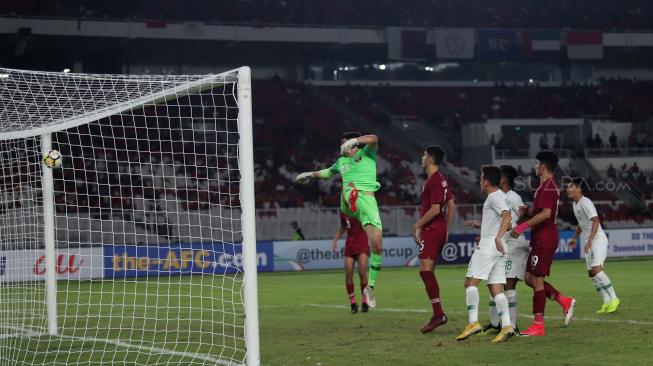 Bola masuk ke gawang Qatar hasil tendangan bebas pemain Timnas Indonesia Rivaldo Ferre dalam penyisihan Grup A Piala Asia U-19 di Stadion Utama Gelora Bung Karno, Jakarta, Minggu (21/10). [Suara.com/Muhaimin A Untung]