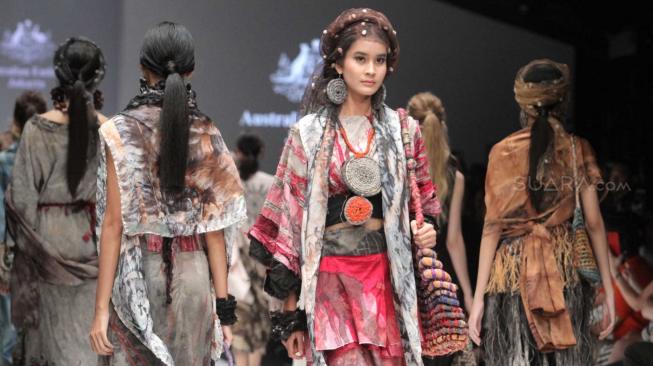 Sejumlah model saat menampilkan karya kolaborasi antara Australian fashion showcase bersama collections  Aboriginal Arts Centres dan Alumni, Novita Yunus-Batik Chic di Jakarta Fashion Week 2019, Senayan, Jakarta Pusat, Sabtu (20/10).  (Suara.com/Fakhri Hermansyah)