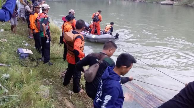 Kedebong Pisang Jadi Perahu Rakitan, Tiga Remaja Malah Hanyut