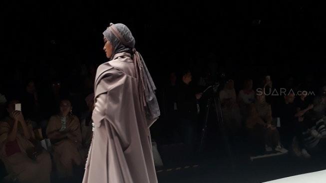 Restu Anggraini Pamerkan Jilbab Anti Lepek di JFW 2019