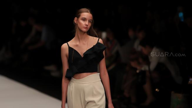 Model memperagakan busana rancangan Peggy Hertanto dalam perhelatan Jakarta Fashion Week 2019 di Senayan City, Jakarta, Minggu (21/10). [Suara.com/Muhaimin A Untung]