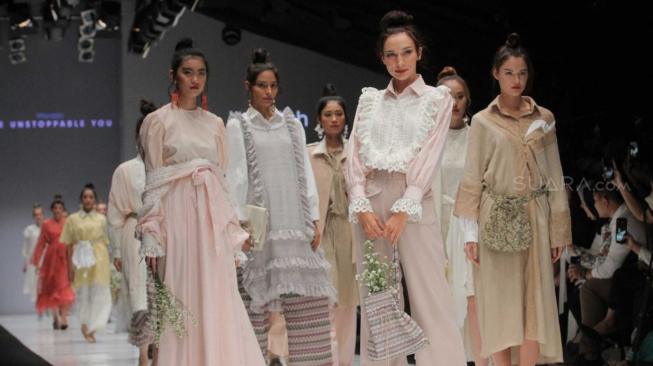 Sejumlah model saat tampil pada Jakarta Fashion Week 2019 di Senayan, Jakarta Pusat, Sabtu (20/10). (Suara.com/Fakhri Hermansyah)