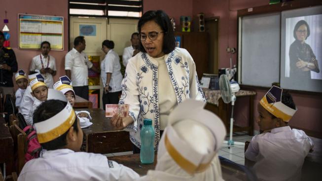 Menteri Keuangan Sri Mulyani saat mengajar siswa-siswi SD Negeri Kenari 07 di Jakarta, Senin (22/10). ANTARA FOTO/Aprillio Akbar