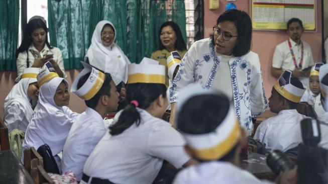 Menteri Keuangan Sri Mulyani saat mengajar siswa-siswi SD Negeri Kenari 07 di Jakarta, Senin (22/10). ANTARA FOTO/Aprillio Akbar