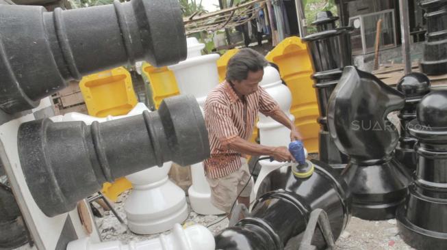 Pengrajin saat membuat bidak Catur raksasa di Pondok Aren, Tangerang Selatan, Senin (22/10). (Suara.com/Fakhri Hermansyah)