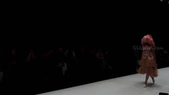 Desainer Toton Janur menampilkan gaya daur ulang yang terinspirasi dari hantu sundel bolong di Jakarta Fashion Week 2019, Minggu (21/10/2018). (Suara.com/Risna Halidi)