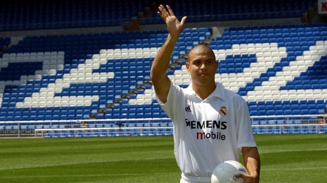 Ronaldo Nazario diperkenalkan sebagai pemain Real Madrid pada 2 September 2002 [AFP]