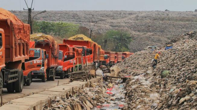 Sejumlah truk parkir menunggu giliran di Tempat Pembuangan Sampah Terpadu (TPST) Bantar Gebang, Bekasi, Jawa Barat, Senin (22 /10). (Suara.com/Fakhri Hermansyah)