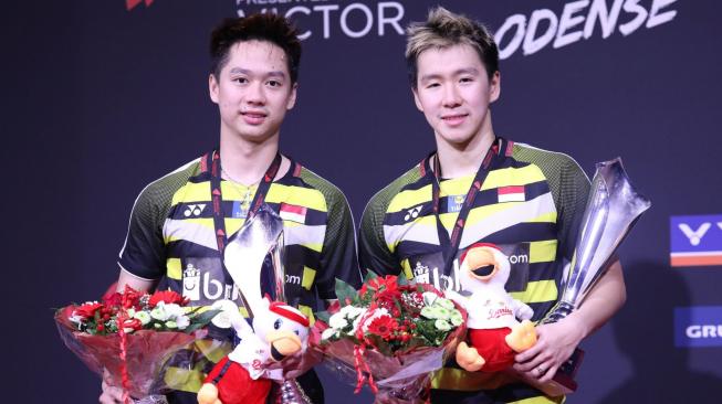 Ganda putra Indonesia Kevin Sanjaya Sukamuljo (kanan) dan Marcus Fernaldi Gideon mengembalikan kok ke arah ganda Jepang Takeshi Kamura dan Keigo Sonoda pada final Kejuaraan Denmark Open di Denmark, Minggu (21/10). ANTARA FOTO/Humas PBSI