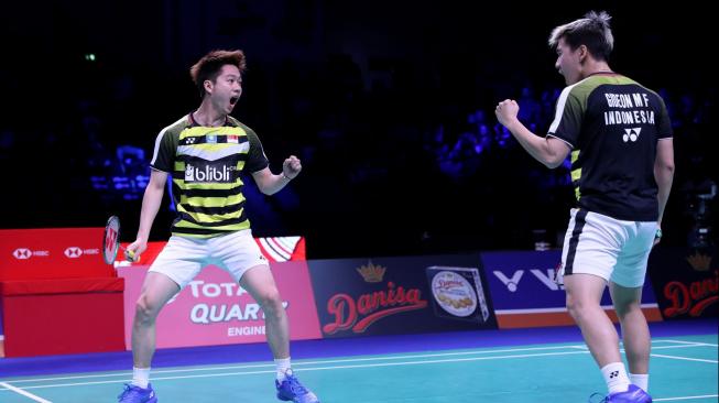 Ganda putra Indonesia Kevin Sanjaya Sukamuljo (kanan) dan Marcus Fernaldi Gideon mengembalikan kok ke arah ganda Jepang Takeshi Kamura dan Keigo Sonoda pada final Kejuaraan Denmark Open di Denmark, Minggu (21/10). ANTARA FOTO/Humas PBSI