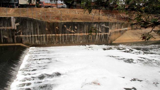 Suasana Limbah busa Kanal Banjir Timur (KBT) di Cipinang Besar Selatan, Jakarta Timur, Senin (22/10). (Suara.com/Fakhri Hermansyah)