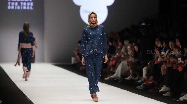 Model mengenakan pakaian rancangan desain Suqma saat hari jadi Mickey Mouse ke-90 di Jakarta Fashion Week 2019 di Senayan City, Jakarta, Senin (22/10). [Suara.com/Muhaimin A Untung]