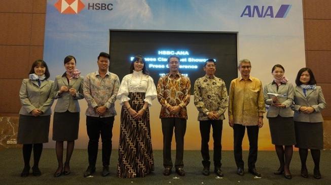 (ki-ka): Mr. Raymond Tjia, Manager of Sales & Marketing, All Nippon Airways, Jakarta, Ms. Dewi Tuegeh, SVP & Head of Customer Value Management, PT HSBC Indonesia, Mr. Akira Nishigori, Chief Representative, All Nippon Airways, Jakarta, Mr. Edison Manalu, President Director of PT. Purantara Mitra Angkasa Dua, Mr. Raymond Setokusumo, President Director of PT. Travelport Indonesia). (Foto: Dok. ANA)