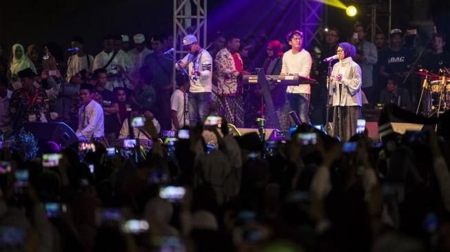 Vokalis Sabyan Gambus Nissa Sabyan menghibur ribuan santri saat Puncak perayaan Hari Santri Nasional 2018 di lapangan Gasibu, Bandung, Jawa Barat, Minggu (21/10). ANTARA FOTO/M Agung Rajasa