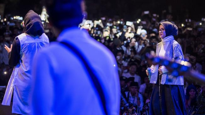 Vokalis Sabyan Gambus Nissa Sabyan menghibur ribuan santri saat Puncak perayaan Hari Santri Nasional 2018 di lapangan Gasibu, Bandung, Jawa Barat, Minggu (21/10). ANTARA FOTO/M Agung Rajasa