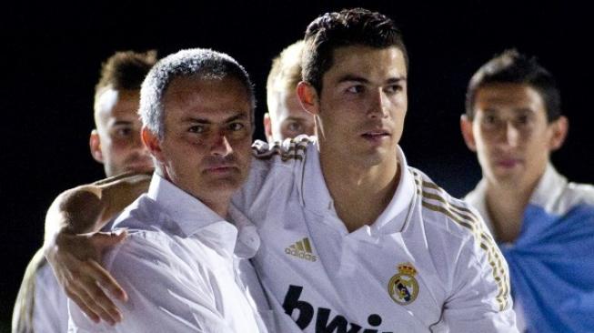 Jose Mourinho bersama Cristiano Ronaldo saat rayakan keberhasilan Real Madrid merebut gelar La Liga dari Barcelona [AFP]