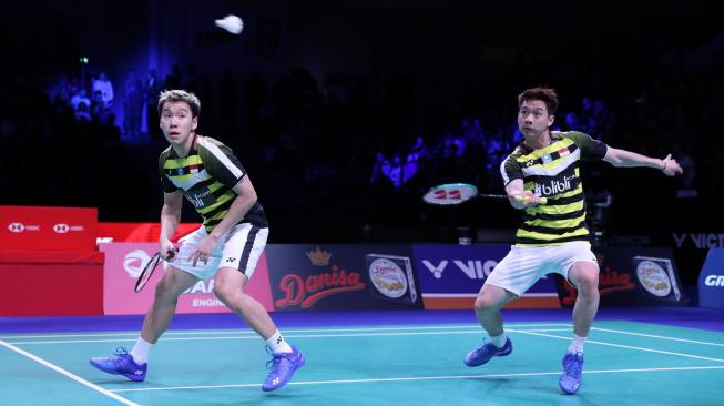 Pasangan ganda putra Kevin Sanjaya Sukamuljo/Marcus Fernaldi Gideon menjuarai Denmark Open 2018 usai mengalahkan Takeshi Kamura/Keigo Sonoda (Jepang), dengan skor 21-15 dan 21-16, Minggu (21/10). [Humas PBSI]