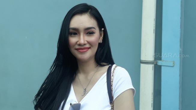 Foto Putri Juby Liburan, Model yang Dikabarkan Dekat dengan Delon