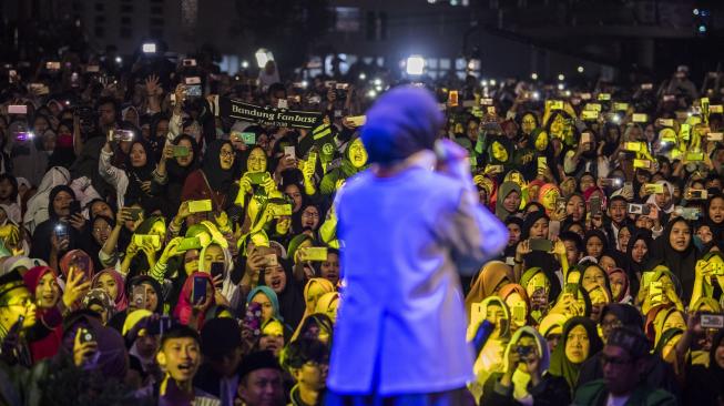 Vokalis Sabyan Gambus Nissa Sabyan menghibur ribuan santri saat Puncak perayaan Hari Santri Nasional 2018 di lapangan Gasibu, Bandung, Jawa Barat, Minggu (21/10). ANTARA FOTO/M Agung Rajasa