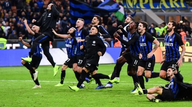 Para pemain Inter Milan merayakan kemenangan atas AC Milan di akhir pertandingan Liga Italia di Giuseppe Meazza. Miguel MEDINA / AFP