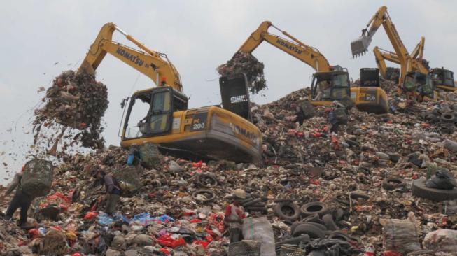 Sejumlah pemulung memilah sampah di Tempat Pembuangan Sampah Terpadu (TPST) Bantar Gebang di Bekasi, Jawa Barat, Senin (22 /10). (Suara.com/Fakhri Hermansyah)