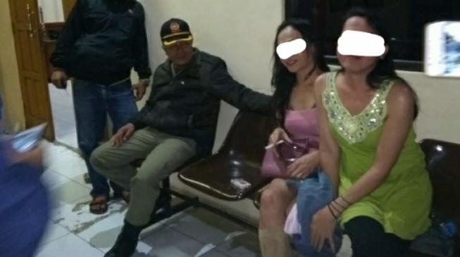 Gara-gara Suara Berisik di Kost, Dua Waria Lagi Threesome Digerebek Warga