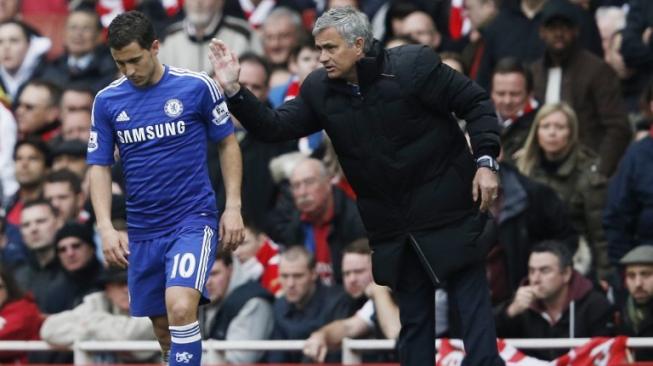 Jose Mourinho (kanan) saat masih melatih Chelsea, bersama Eden Hazard. [ADRIAN DENNIS / AFP]