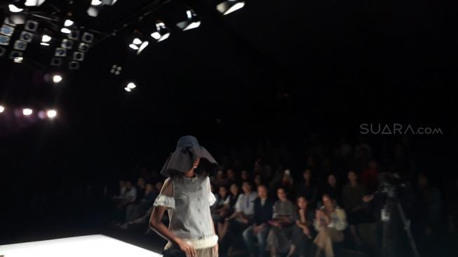 Desainer Toton Janur menampilkan gaya daur ulang yang terinspirasi dari hantu sundel bolong di Jakarta Fashion Week 2019, Minggu (21/10/2018). (Suara.com/Risna Halidi)