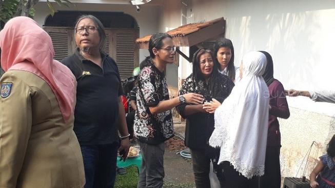 Indra Qadarsih menyambut para peayat di rumah duka mendiang sang ibu, Titi Qadarsih, di kawasan Sawangan, Depok, Senin (22/10/2018). [Ismail/Suara.com]