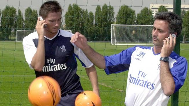 Jose Mourinho bersama Frank Lampard saat melatih Chelsea pertama kali di tahun 2004 [AFP]