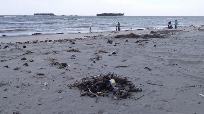 Pengunjung Keluhkan Sampah Berserakan di Pantai Tiku Agam