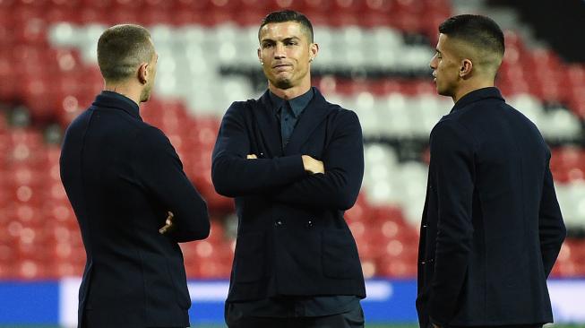 Striker Juventus Cristiano Ronaldo bergabung dengan rekan setimnya saat berada di dalam Stadion Old Trafford, Manchester, Inggris, Senin (22/10). [AFP/ Oli SCARFF]