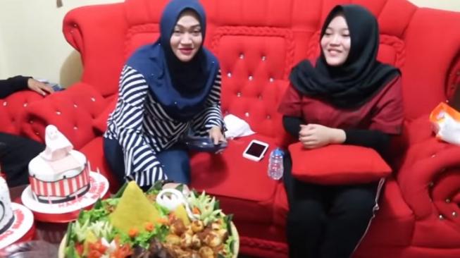 Mantan istri Sule, Lina dan Putri Delina. (YouTube Putri Delina)