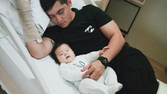 Samuel Zylgwyn bersama bayinya, Vechia. (Instagram)