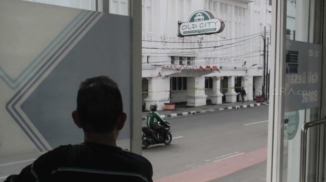 Suasana diskotek Old City yang ditutup sementara oleh Pemprov DKI Jakarta di Tambora, Jakarta Barat, Selasa (23/10).(Suara.com/Fakhri Hermansyah)