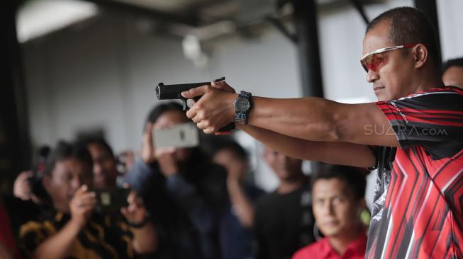 Atlet menembak profesional yang juga anggota Tim Gegana Brimob Anang Yulianto melakukan tembakan menggunakan pistol Glock 17 di Lapangan Tembak Mako Brimob Polri, Kelapa Dua, Depok, Selasa (23/10). [Suara.com/Muhaimin A Untung]