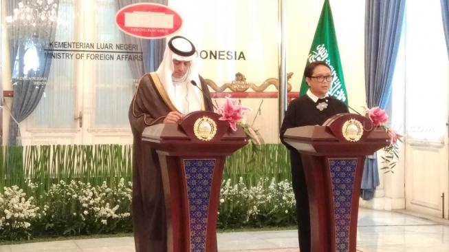 Menteri Luar Negeri Retno Marsudi  menerima kunjungan Menteri Luar Negeri Arab Saudi Adel bin Ahmed Al-Jubeir di Gedung Pancasila, Kementerian Luar Negeri, Jakarta Pusat, Selasa (23/10/2018). (Suara.com/Chyntia Sami Bhayangkara)