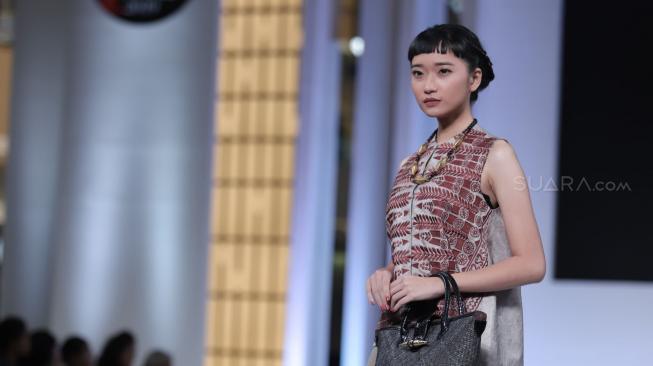 Model memperagakan koleksi busana Toraja Kaboro rancangan NY by Novita Yunus dalam ajang Jakarta Fashion Week (JFW) 2019 di Senayan City, Jakarta, Senin (22/10). [Suara.com/Muhaimin A Untung] 