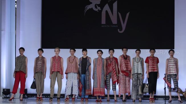 Model memperagakan koleksi busana Toraja Kaboro rancangan NY by Novita Yunus dalam ajang Jakarta Fashion Week (JFW) 2019 di Senayan City, Jakarta, Senin (22/10). [Suara.com/Muhaimin A Untung] 